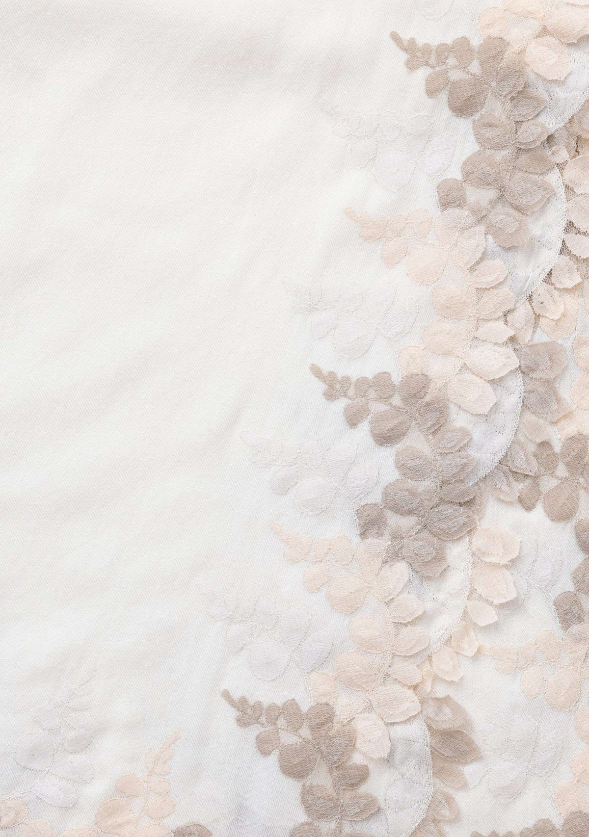 Ivory wool and silk scarf with beige, natural and alabaster lace