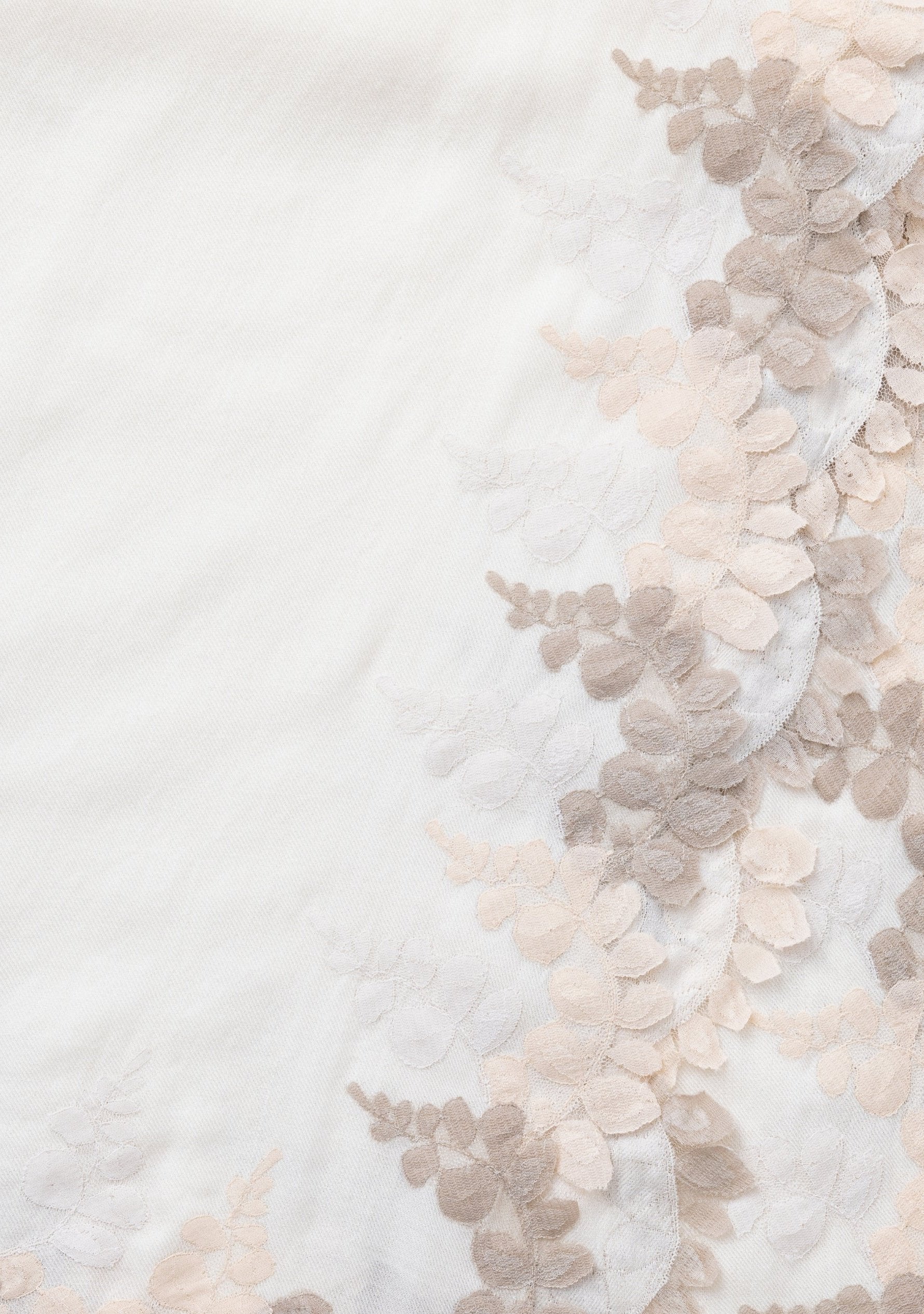 Ivory wool and silk scarf with beige, natural and alabaster lace