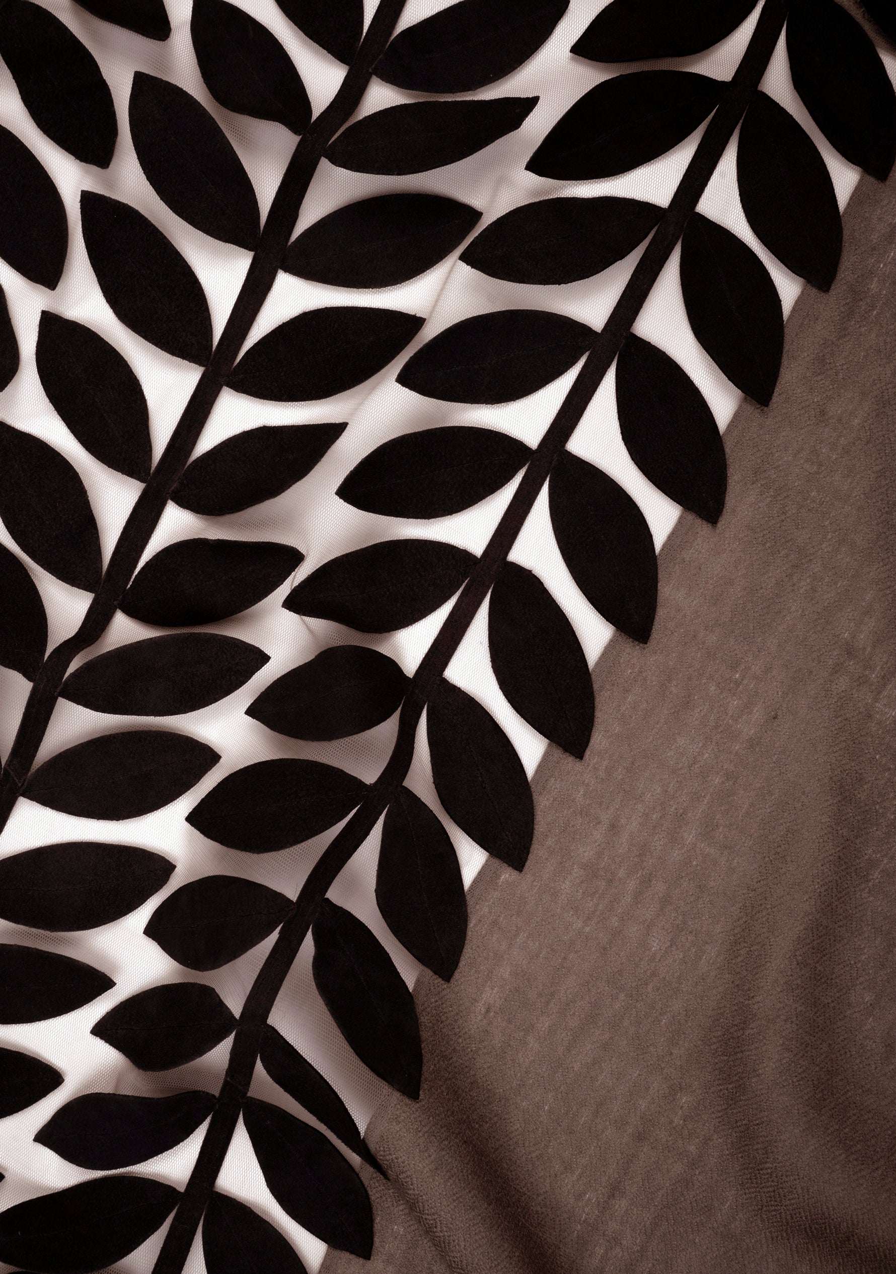 Mousse cashmere scarf with charcoal suede leather applique
