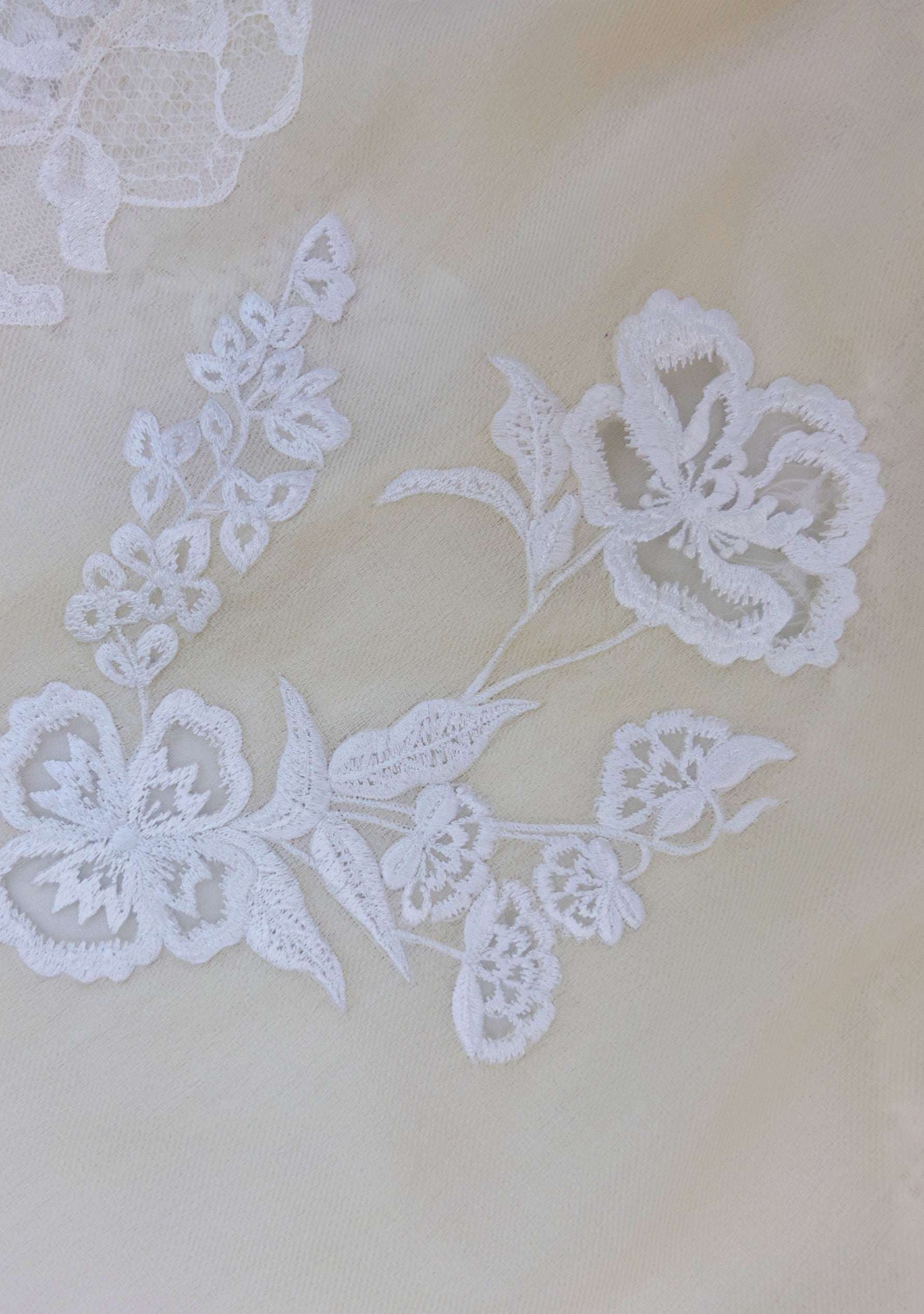 clousup-Cloud Dancer Cashmere Scarf
White Floral Embroidery & Filigree Lace